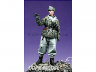 Alpine figurine 35037 Equipier de panzer en tenue d'hiver 1/35