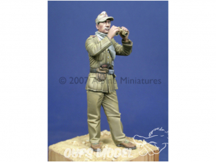 Alpine figurine 35017 DAK Panzer NCO 1/35