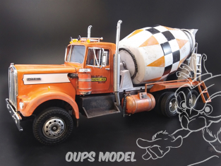 Maquette de camion en plastique Kenworth Hide Out Truck 1/25