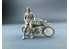 Copper State Models personel F32-058 Werner Voss posant avec une moto 1/32