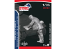 Dynamo models figurine 35125 Tankiste Français 1940 lisant une carte No.1 1/35