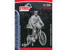 Dynamo models figurine 35163 Réfugié Européen 1939 - 1945 - Homme sur bicyclette avec chien 1/35