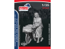 Dynamo models figurine 35164 Réfugié Européen 1939 - 1945 - Femme avec bicyclette 1/35
