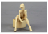 Hobby figurine HD03-0582 Jolie dame assise avec outils 1/24