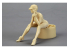 Hobby figurine HD03-0582 Jolie dame assise avec outils 1/24