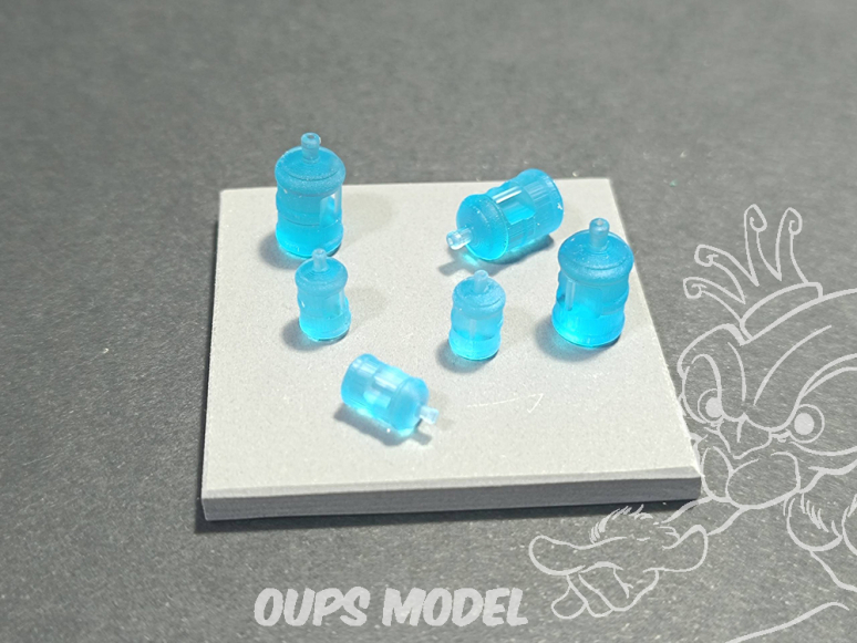 VG DioMODELS VG64085 Ensemble de carafes à eau en résine transparente bleue 1/35