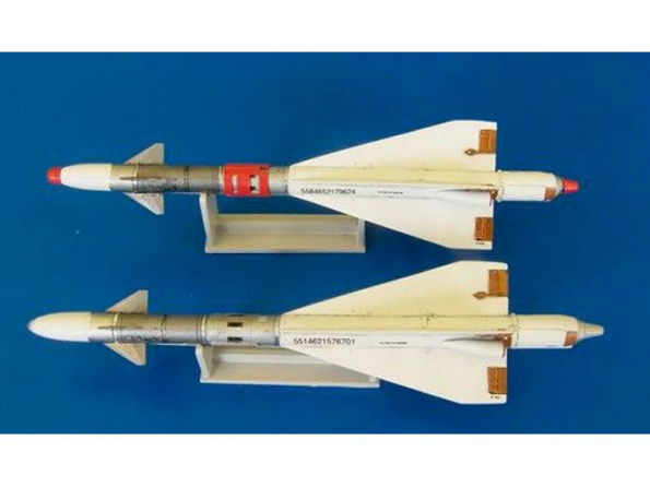 Plus Model AL4044 Missiles Russes R-40T AA-6B Acrid pour MiG-25 1/35