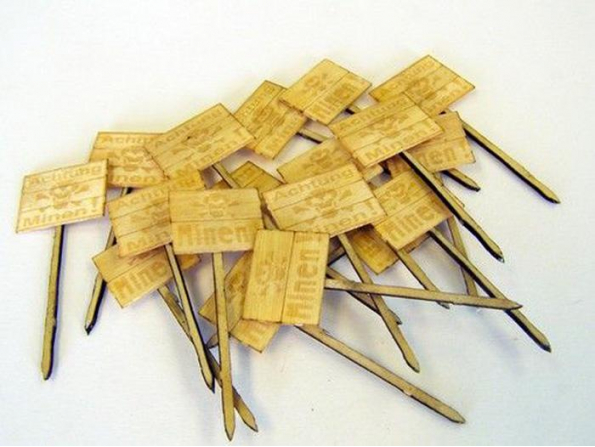 Plus Model 4019 Pancartes en bois "Achtung minen" 1/48